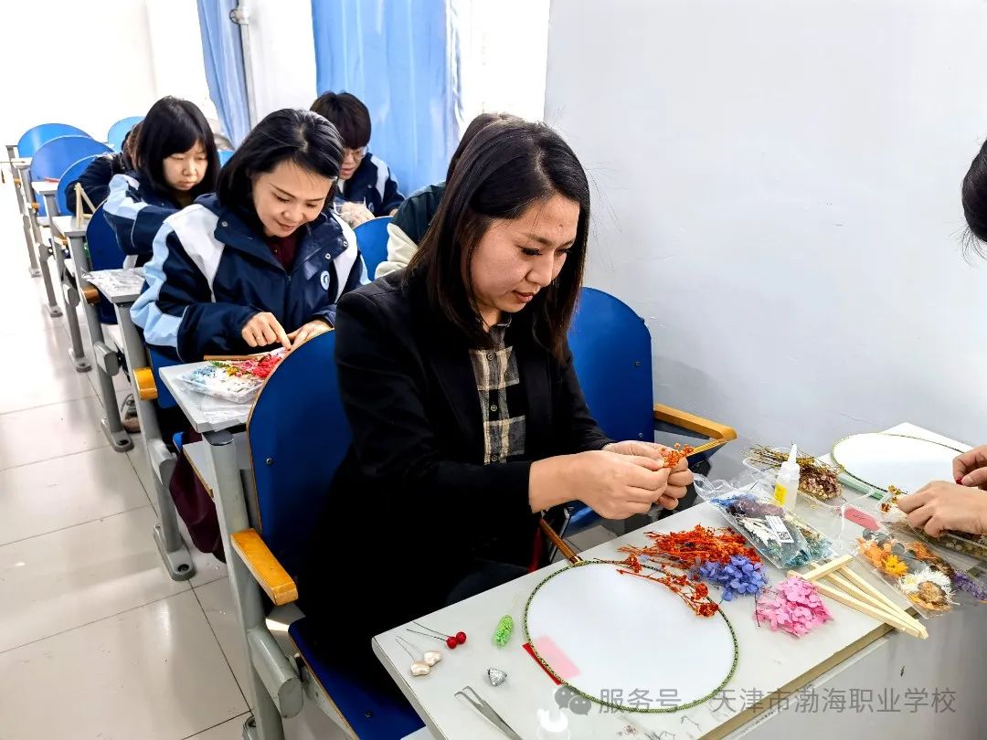 巧手绘团扇  巾帼展芳华——女神节，致最美的“她”